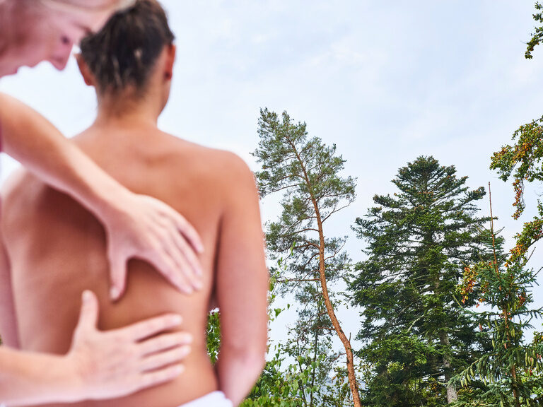 A woman gets a special back massage in the outdoor area of the königSPA in the Hotel KroneLamm.