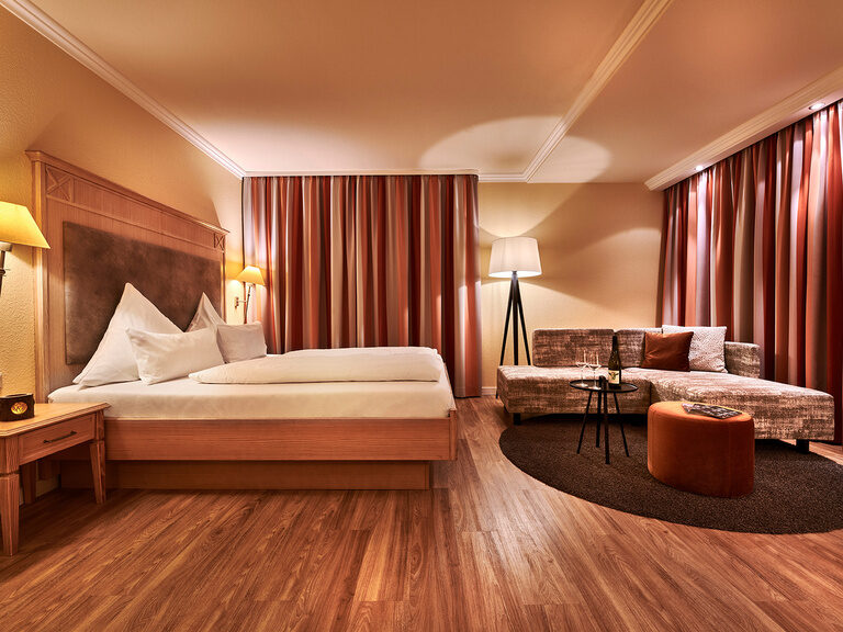 Die Zimmer liegen auf der Südseite im Hotel Kronelamm in den oberen Stockwerken mit Balkon und grandioser Aussicht über den Pool und den Schwarzwald. Das edel eingerichtete Katharinenplaisir mit Bett und gemütlicher Couch