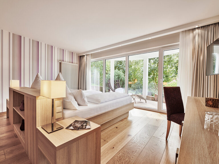 Die Traumbett-Juniorsuiten liegen südwestlich zum Hand und verfügen über halbrunde Romantikbalkone oder Terrasse. Das Traumbett in der Traumbett-Juniorsuite steht im hellen Zimmer direkt vor einem großen Panoramafenster.