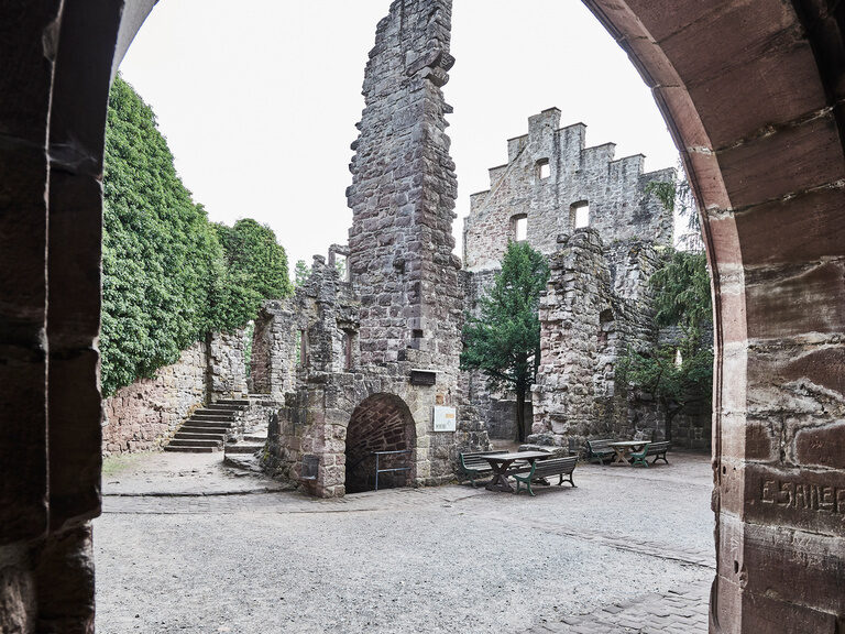 Die im Jahr 1200 erbaute Burgruihne wird Heute gerne genutzt für Veranstaltungen, Konzerte oder Hochzeiten. Innenansicht des Hofes der Burgruine in Zavelstein