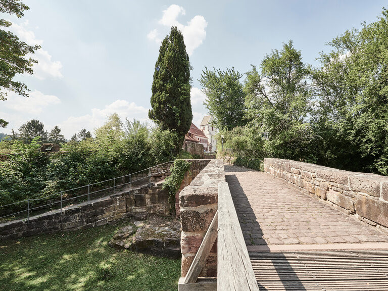 Eine Brücke führt über einen Graben in das Zavelsteiner Städtle.