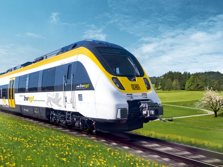 Gerne bietet das Hotel Kronelamm seinen Gästen einen Abhol- und Bringservice vom Bahnhof an. Ein modernder Zug der Deutschen Bahn fährt durch die sommerliche Landschaft Baden-Württembergs