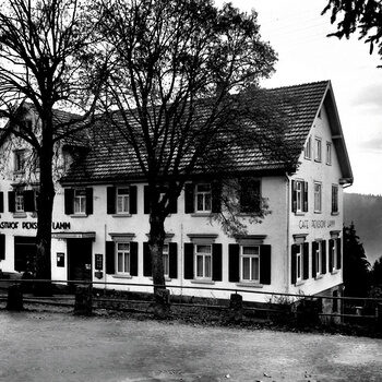 Eine Schwarzweiß Aufnahme des Hotels KroneLamm im letzten Jahrhundert.