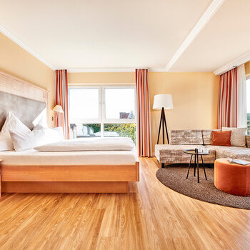 Der helle Schlafbereich mit Mobiliar im Katharinenplaisir am Tag.