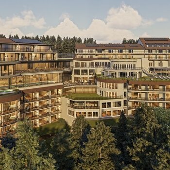 Visualisierung der geplanten Hotelerweiterung des Hotel Kronelamm in Zavelstein Architektonische Visualisierung der geplanten Hotelerweiterung des Hotel Kronelamm in Zavelstein – moderne, harmonisch in die Schwarzwaldlandschaft eingebettete Gebäude mit großzügigen Glasfronten und Naturmaterialien.