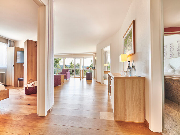 Die Königreichsuite liegt südwestlich im Haupthaus Hotel Kronelamm und bietet Platz für bis zu sechs Personen. Ein Blick in das helle Wohnzimmer der Königreich-Suite mit schicker Ausstattung.