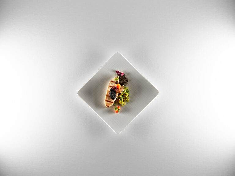 Die Sterneküche von Franz Berlin vereint heimische Zutaten aus dem Schwarzwald und Geschmäcker aus aller Welt. Ein Essen im Gourmetrestaurant Berlins Krone steht auf weißem Hintergrund
