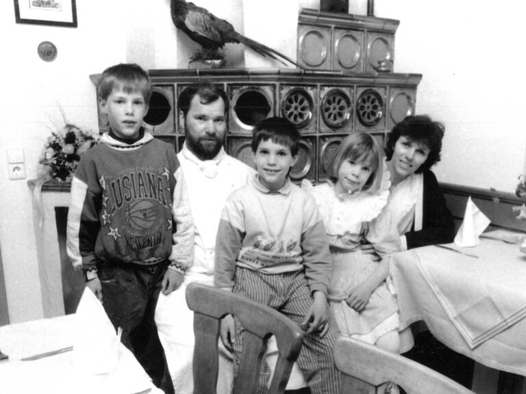 Die junge Familie Berlin des heutigen Wellnesshotels Kronelamm im Schwarzwald. Eine schwarzweiß Aufnahme der ersten Generation der Hotelfamilie Berlin.