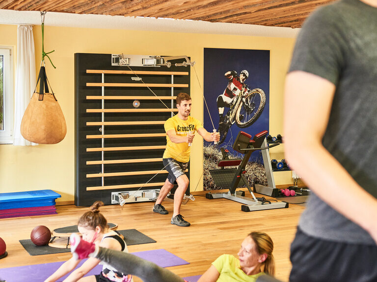 Einige Gäste trainieren in einem sehr gut ausgestatteten Fitnessraum.