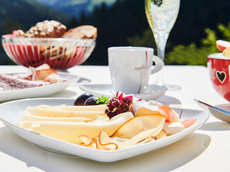 Das Berlins Lamm verwöhnt seine Gäste von früh bis spät mit köstlichen und regionalen Gerichten. Eine Auswahl verschiedener Käsesorten und Brötchen auf einem Tisch auf der Panoramaterrasse des Naturparkrestaurants.