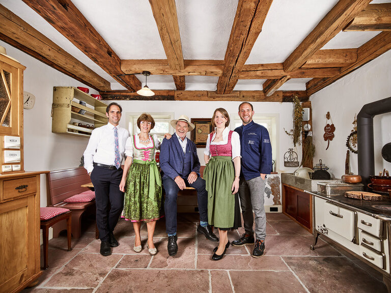Mit viel Leidenschaft ist Gastgeberfamilie Berlin rund um die Uhr herzlich gerne für ihre Gäste da. Roland, Gudrun, Rolf, Elisabeth und Franz Berlin stehen in einer Stube, die einer alten Küche gleicht.