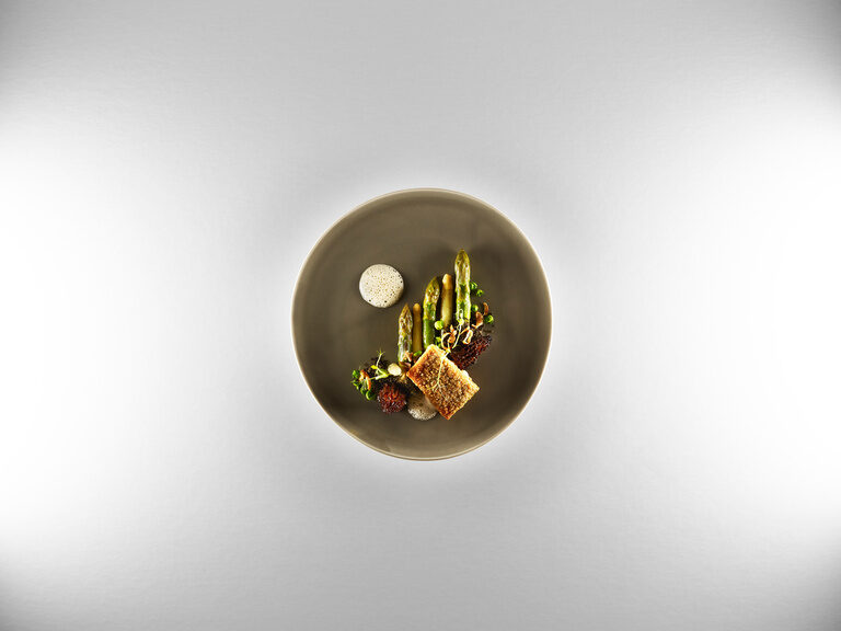 Ein Gericht im Gourmetrestauran Berlins Krone steht auf weißem Hintergrund