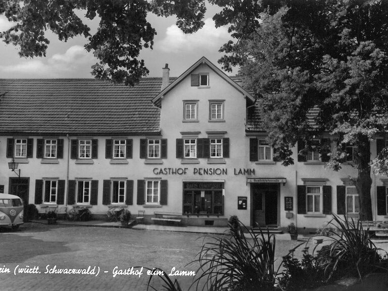 Ein historisches Schwarzweißfoto des Hotelgebäudes Kronelamm im Schwarzwald aus dem letzten Jahrhundert.