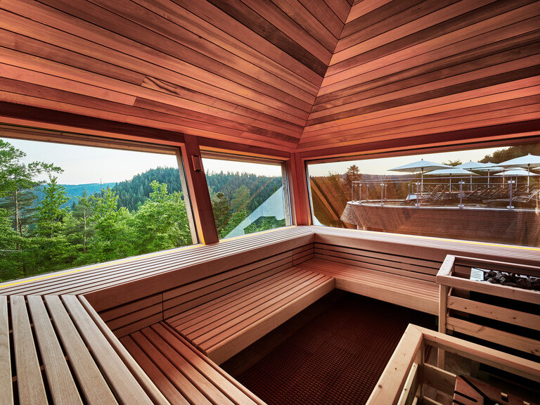 Die Hochsitzsauna in Zavelstein ist ein besonderes Highlight: Saunieren auf Höhe der umstehenden Baumwipfeln. Eine Holzsauna bietet einen Rundumblick in den Schwarzwald.
