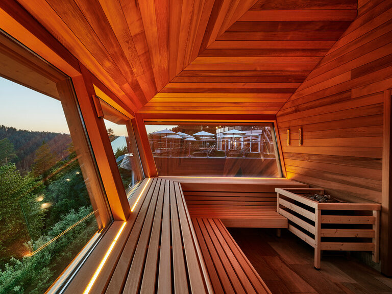 Die Hochsitzsauna bietet Entspannung und zu jeder Tageszeit einen einzigartigen Ausblick in den Schwarzwald und das Teinachtal. Durch große Fenster einer hölzernen Sauna blickt man in den Schwarzwald.