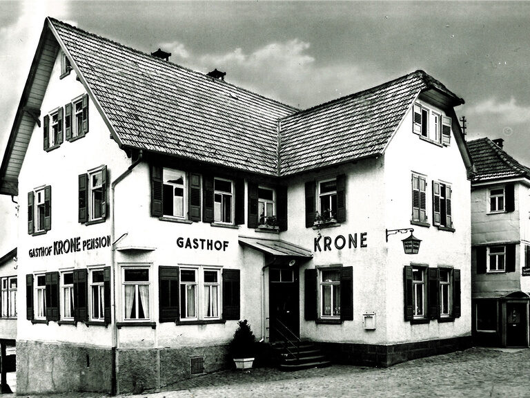 1994 legen Gudrun und Rolf Berlin, mit dem Kauf der Krone den Grundstein für das Hotel Kronelamm. Eine Schwarzweiß Aufnahme des Hotelhauses KroneLamm im letzten Jahrhundert.