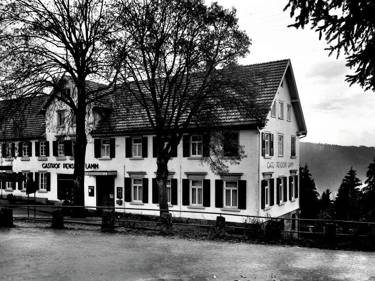 1999 Kauf des "Höhengasthofs Lamm auf dem Zavelstein" und Gründung des heutigen "Hotels Kronelamm". Eine Schwarzweiß Aufnahme des Hotels KroneLamm im letzten Jahrhundert.