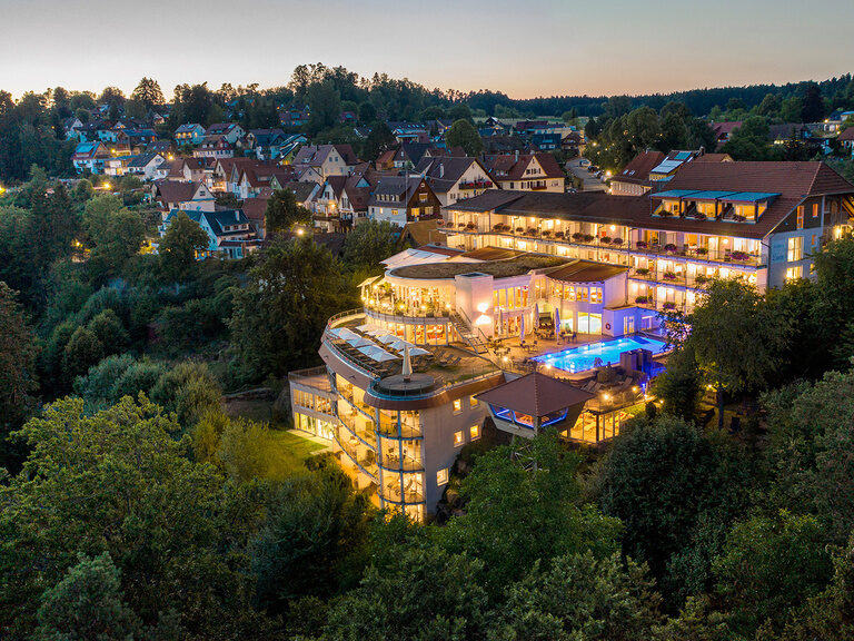 Der Blick aus der Luft auf das beleuchtete Hotel Kronelamm im Schwarzwald am Abend
