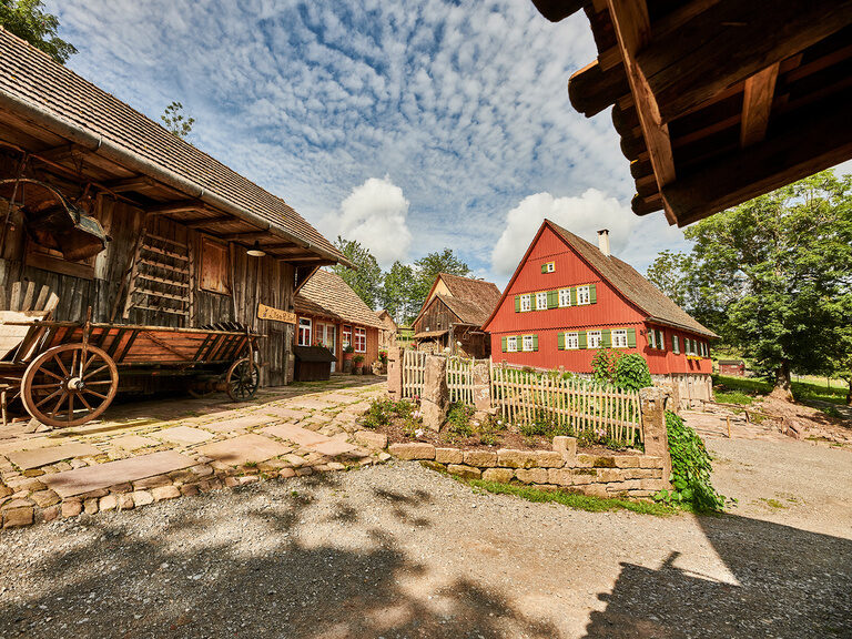 Innenhof des Theurerhofs mit verschiedenen Gebäuden des Anwesens im Hintergrund