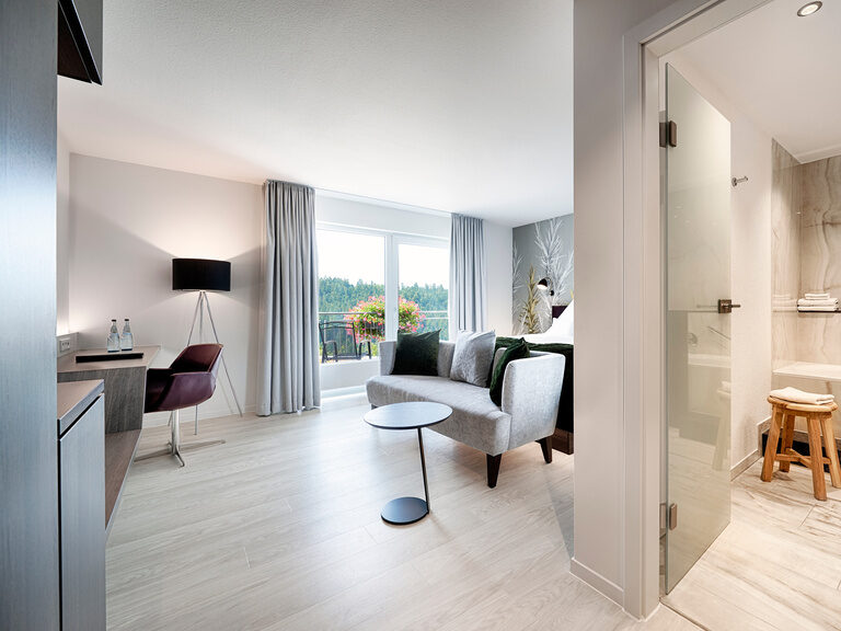 Diese Zimmerkategorie besticht durch einen einmaligen Ausblick in das wunderschöne Teinachtal und den Schwarzwald. Geräumiges, behaglich eingerichtetes Hotelzimmer, mit angrenzendem Badezimmer in Armaturen in Marmoroptik.