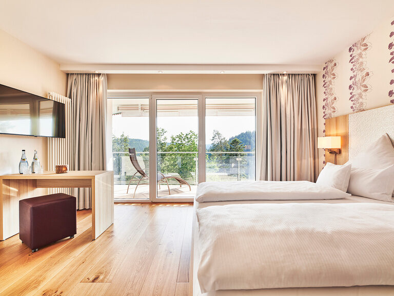 Die moderne und exquisit eingerichtete Königreichsuite verfügt über zwei getrennte Doppelschlafzimmer. Das helle große Schlafzimmer der Königreich-Suite im Hotel Kronelamm