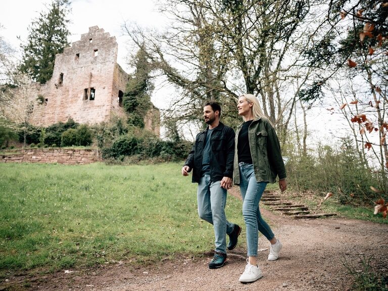 Unter den vielen örtlichen Wanderwegen Im schwarzwald hat Bad -Teinach viele Premiumwanderwege davon. Ein Hände haltendes Paar ist gemeinsam rund um die Zavelsteiner Burgruine unterwegs