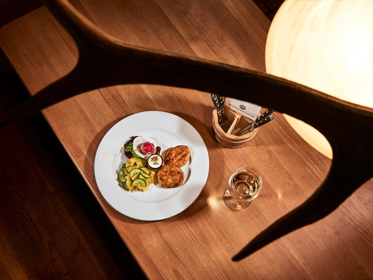 Ein Teller mit einer Hauptspeise im Wanderheim Zavelstein