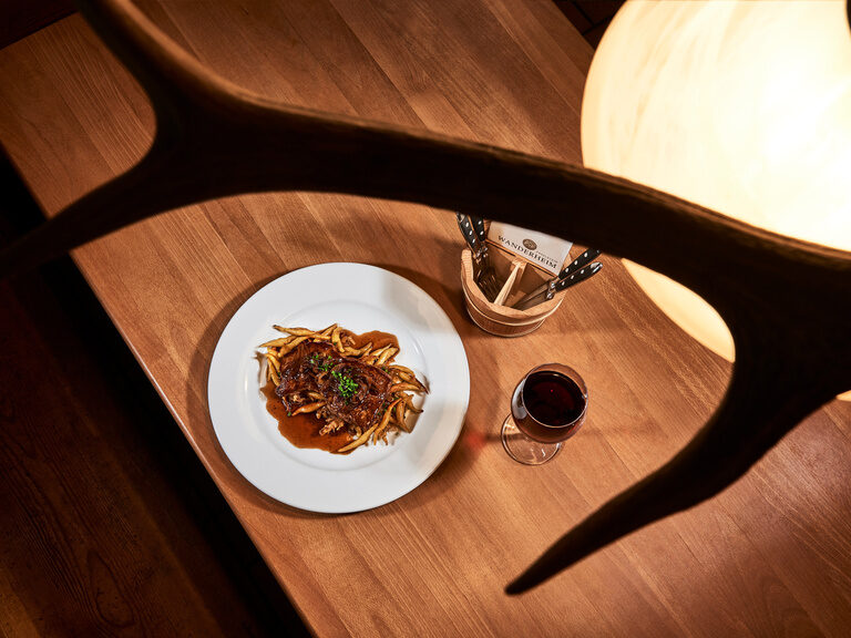 Das Wanderheim von Familie Berlin bietet unter anderem rustikale Speisen an. Ein Teller mit einer Hauptspeise im Wanderheim Zavelstein