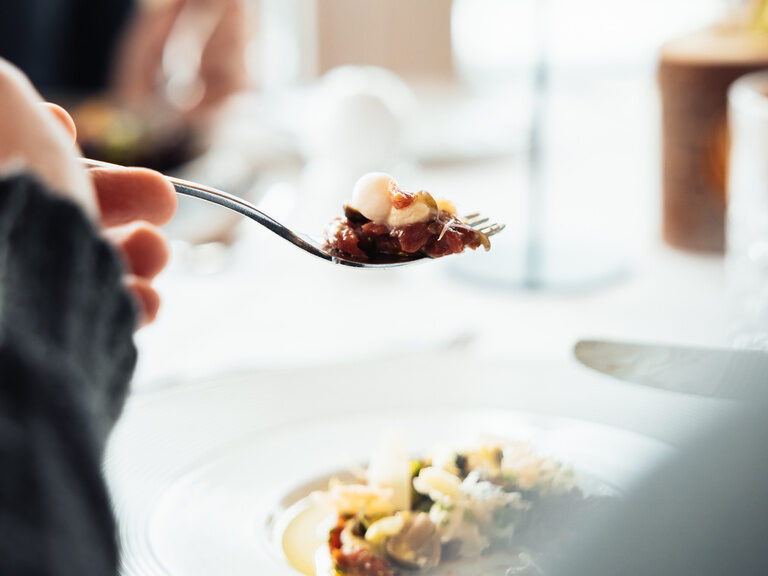 Das Hotelrestaurant Kronelamm bietet den perfekten Rahmen für Feierlichkeiten mit Eleganz. Ein Gericht wird mit einem Löffel final zubereitet.