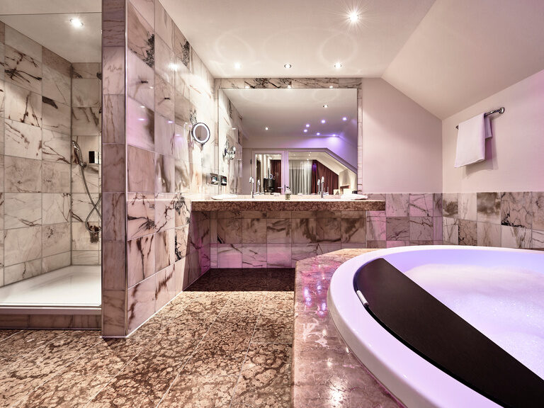 In der Zavelstein Suite im Haupthaus Hotel Kronelamm steht Ihnen ein Whirlpool für gemütliche Stunden zu zweit zur Verfügung. Ein Whirlpool in einem, modernen, mit Marmor ausgestatteten, Badezimmer.