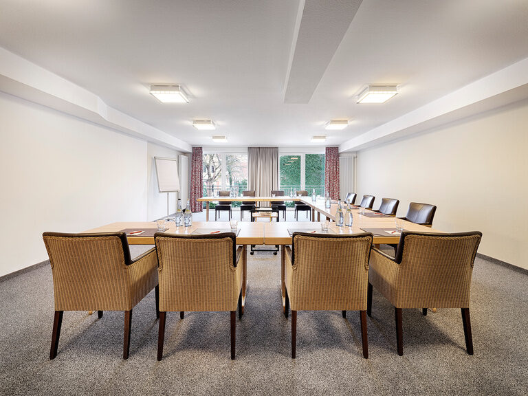 Der Tagungsraum Graf Eberhardt befindet sich im Haupthaus Hotel Kronelamm und bietet Platz für bis zu 15 Teilnehmer. In einem lichtdurchfluteten Raum sind Tische und Stühle für eine Tagung oder ein Seminar aufgebaut.