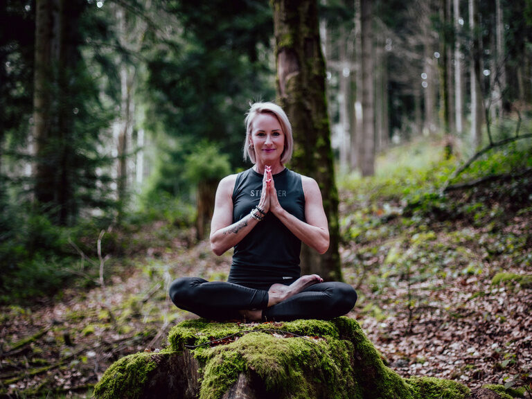 Yogaübungen mit Yogalehrerin Ulla Dittmann beim Yogaretreat im Wellnesshotel Kronelamm im Schwarzwald Yogalehrerin Ulla Dittmann führt eine Yogaübung aus