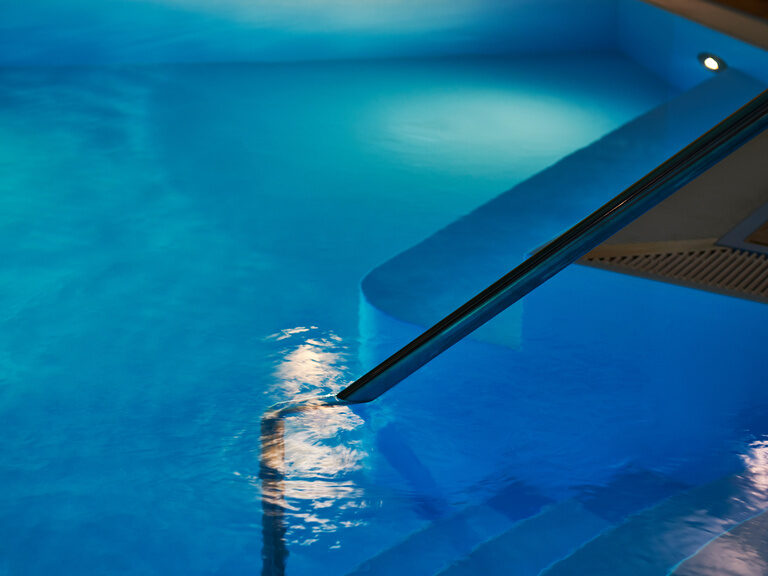 Der Einstieg in einen, mit Wasser befüllten, Pool.