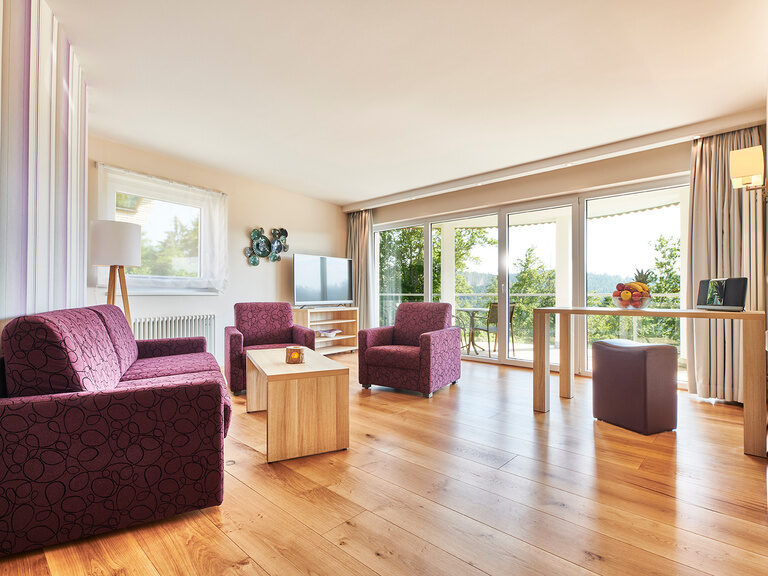 Die Kronelamm Suite des Hotels Kronelamm im Schwarzwald bietet den perfekten Rahmen für Romantiktage, Schnarchnasen oder für Freunde und Familien. Heller Wohnbereich der Kronelamm Suite mit edlem Mobiliar und Holzboden