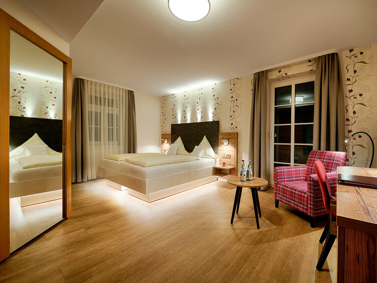 Das harmonisch eingerichtete Hotelzimmer Marktbrunnen superior im Hotel Kronelamm im Schwarzwald